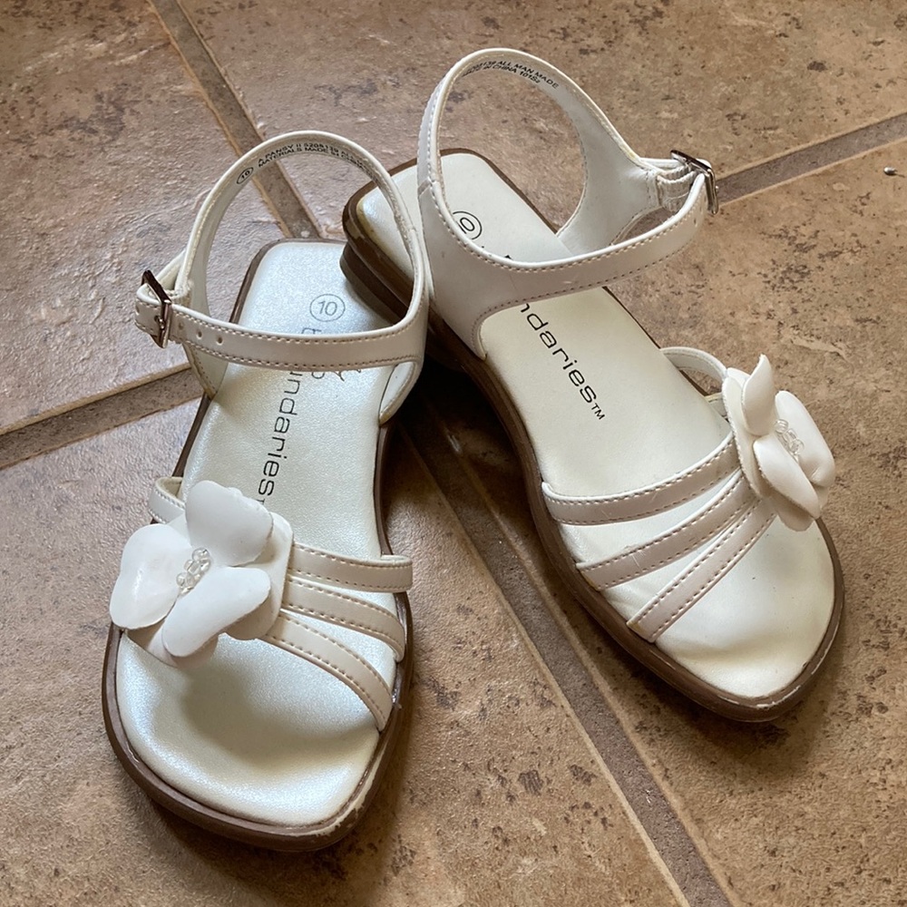 🎉Price Drop! No Boundaries Girls Size 10 White Sandals